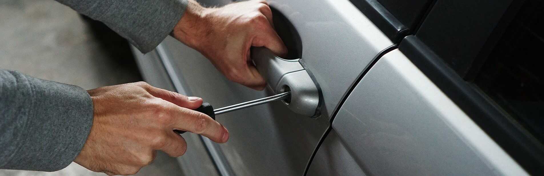 Bei MR-KEY: Autoschlüssel mit Programmieranleitung und Batterien nach Originalcode gefertigt